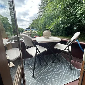 https://luxury-wide-beam-boat.brighton-hotels-england.com