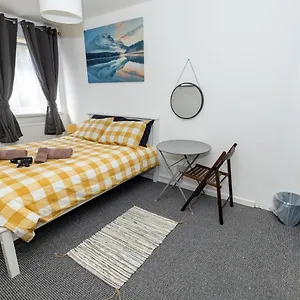 https://nice-rooms-in-mile-end.cambridgehotelsuk.com